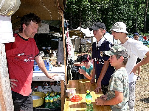 obchůdek U mlsné huby - děti si kupují různé pamlsky přímo na táboře